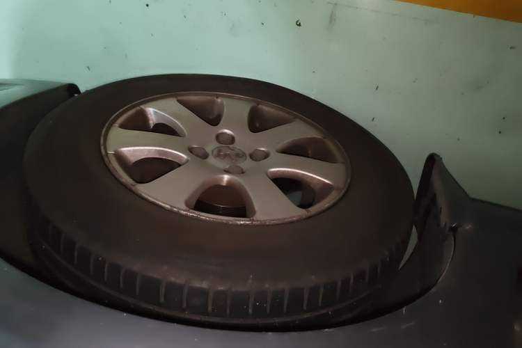 Used Peugeot 307 2010 Sedan 1.6L Automatic Luxury Edition Right Front Wheel Hub