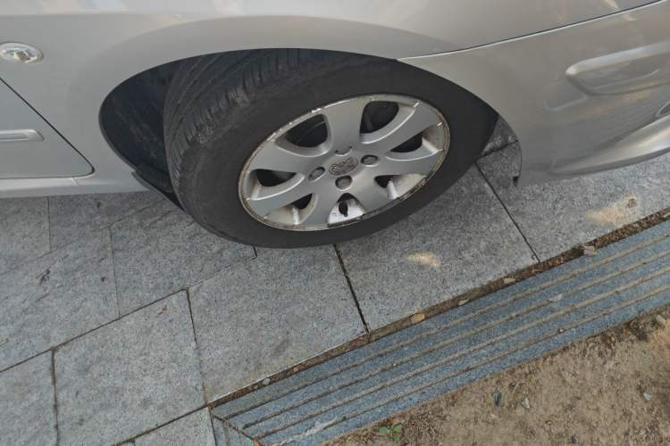 Used Peugeot 307 2010 Sedan 1.6L Manual Comfort Edition Right Front Wheel Hub