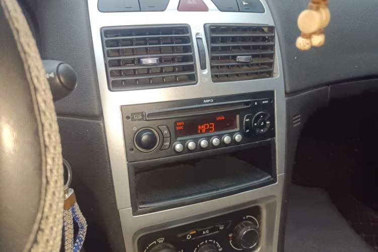 Used Peugeot 307 2010 Hatchback 1.6L Automatic Comfort Edition Audio And AC Panel