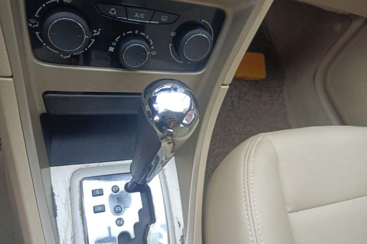 Used Peugeot 307 2010 Hatchback 1.6L Automatic Comfort Edition Gear Lever