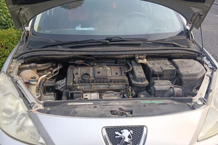 Used Peugeot 307 2011 1.6L Manual CROSS Engine Bay