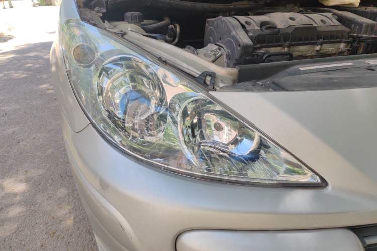 Used Peugeot 307 2011 1.6L Manual CROSS Right Front Headlight