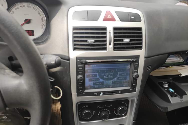 Used Peugeot 307 2012 Hatchback 1.6L Automatic Comfort Edition Audio And AC Panel