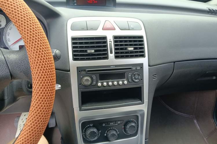 Used Peugeot 307 2012 Hatchback 1.6L Automatic Comfort Edition Audio And AC Panel