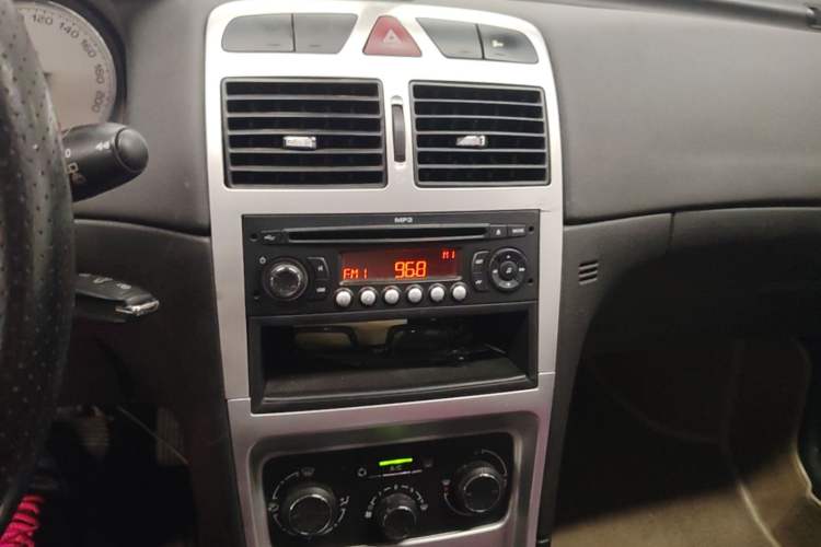 Used Peugeot 307 2012 Hatchback 1.6L Automatic Comfort Edition Audio And AC Panel