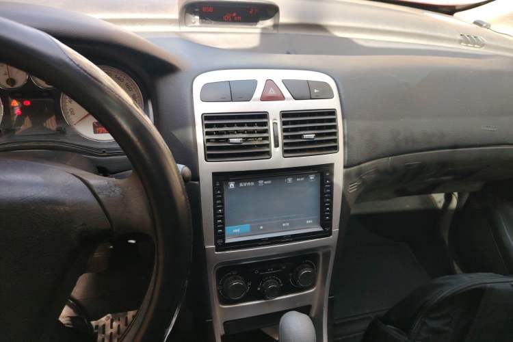 Used Peugeot 307 2012 Hatchback 1.6L Automatic Comfort Edition Audio And AC Panel