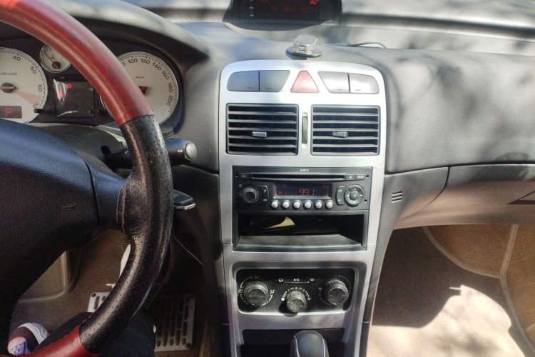 Used Peugeot 307 2012 Hatchback 1.6L Automatic Comfort Edition Audio And AC Panel