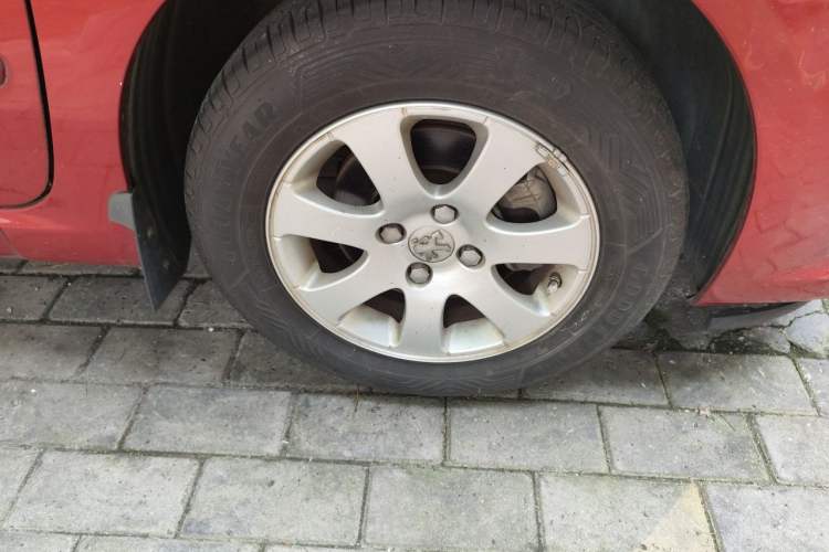 Used Peugeot 307 2012 Hatchback 1.6L Manual Comfort Edition Right Front Wheel Hub