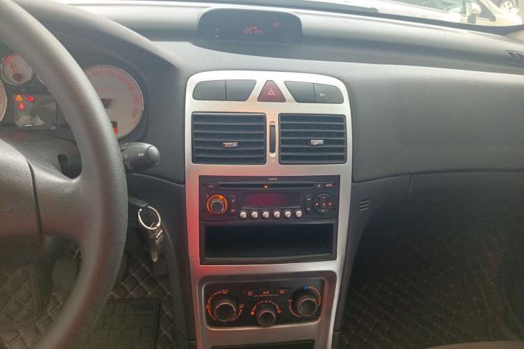 Used Peugeot 307 2012 Hatchback 1.6L Manual Comfort Edition Audio And AC Panel