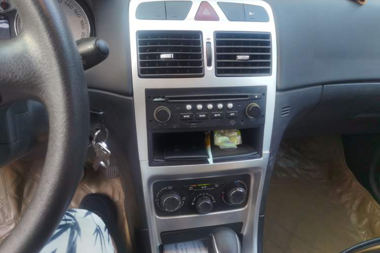 Used Peugeot 307 2012 Hatchback 1.6L Automatic Comfort Edition Audio And AC Panel