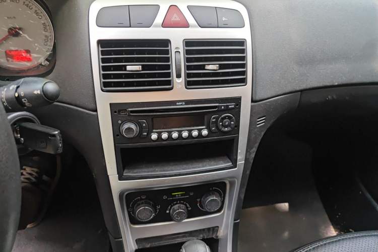 Used Peugeot 307 2012 Hatchback 1.6L Automatic Comfort Edition Audio And AC Panel