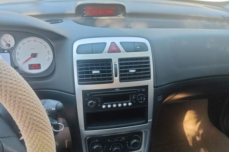 Used Peugeot 307 2012 Hatchback 1.6L Automatic Comfort Edition Audio And AC Panel
