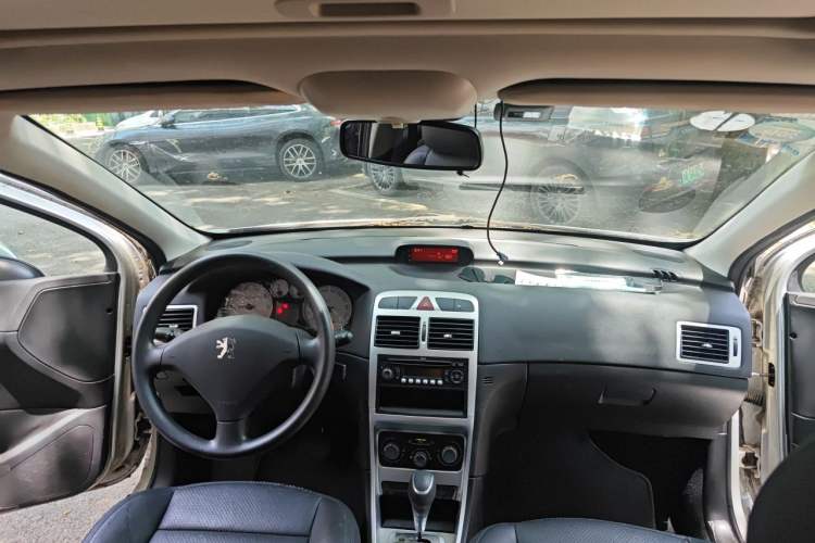 Used Peugeot 307 2012 Hatchback 1.6L Automatic Comfort Edition Center Console