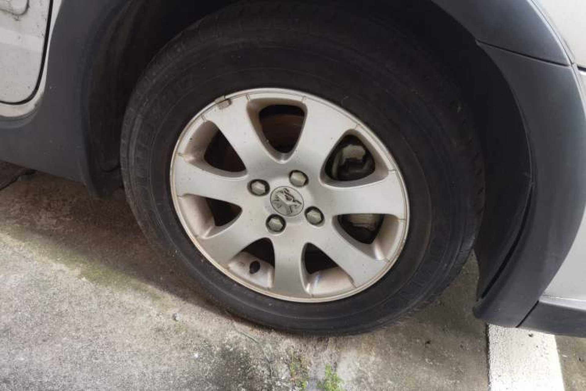 Used Peugeot 307 2012 1.6L Manual CROSS Right Front Wheel Hub
