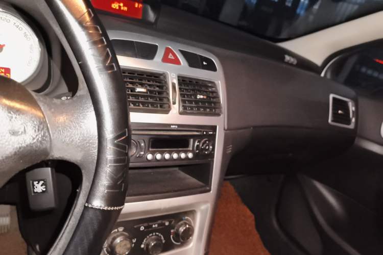 Used Peugeot 307 2012 Hatchback 1.6L Automatic Comfort Edition Audio And AC Panel