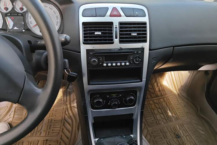 Used Peugeot 307 2012 Hatchback 1.6L Manual Comfort Edition Audio And AC Panel