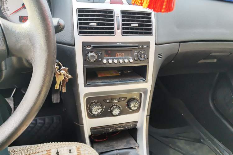 Used Peugeot 307 2012 Hatchback 1.6L Manual Comfort Edition Audio And AC Panel