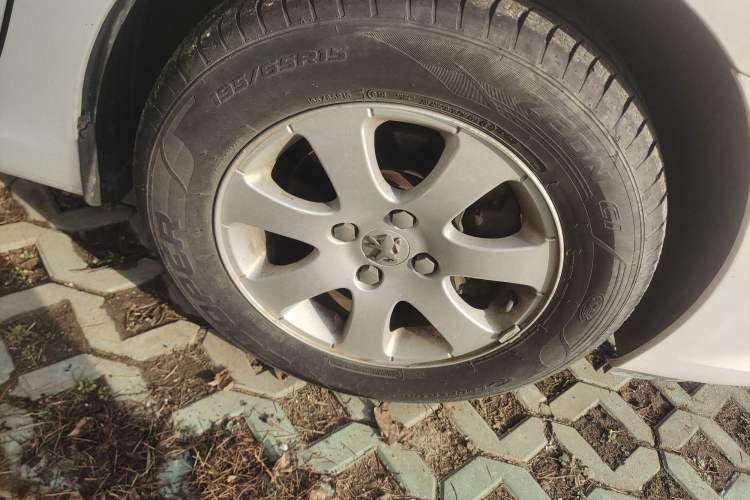 Used Peugeot 307 2012 Hatchback 1.6L Manual Comfort Edition Right Front Wheel Hub
