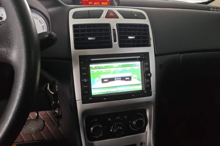 Used Peugeot 307 2013 Hatchback 1.6L Automatic Comfort Edition Audio And AC Panel