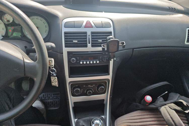 Used Peugeot 307 2013 Hatchback 1.6L Manual Comfort Edition Audio And AC Panel