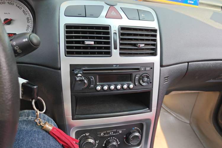Used Peugeot 307 2013 Hatchback 1.6L Automatic Comfort Edition Audio And AC Panel