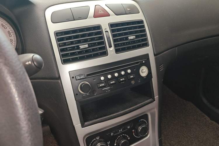 Used Peugeot 307 2013 Hatchback 1.6L Automatic Comfort Edition Audio And AC Panel