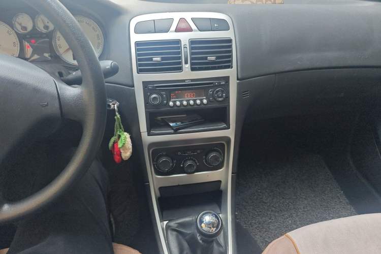 Used Peugeot 307 2013 Hatchback 1.6L Manual Comfort Edition Audio And AC Panel