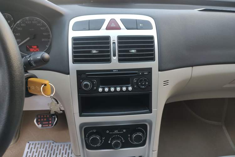 Used Peugeot 307 2013 Hatchback 1.6L Automatic Comfort Edition Audio And AC Panel