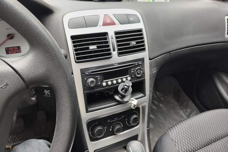 Used Peugeot 307 2013 Hatchback 1.6L Automatic Comfort Edition Audio And AC Panel
