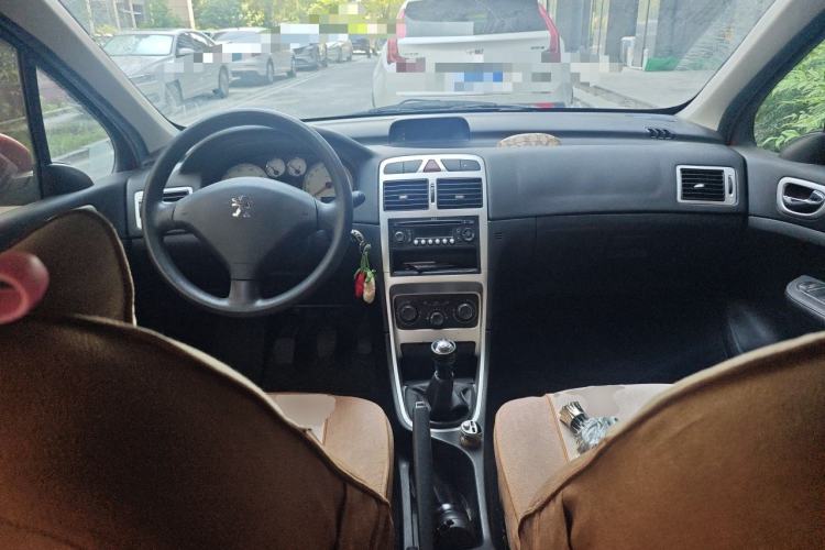 Used Peugeot 307 2013 Hatchback 1.6L Manual Comfort Edition Center Console