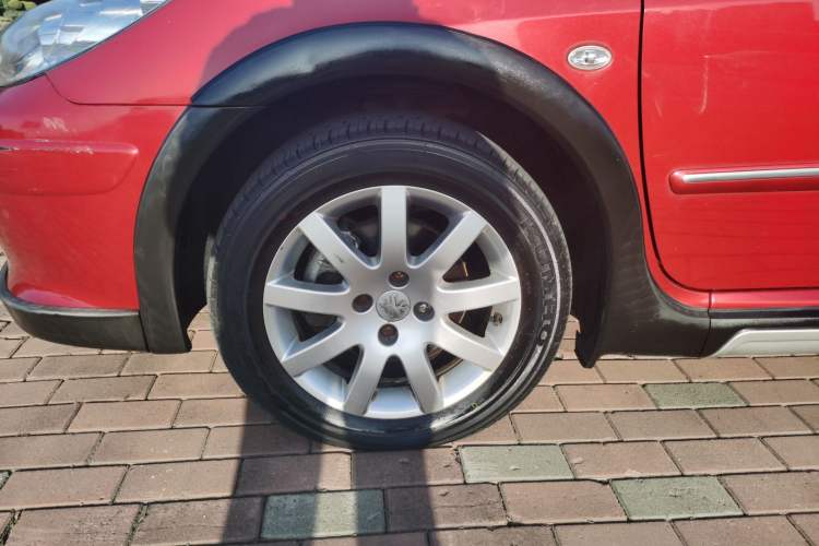 Used Peugeot 307 2013 1.6L Automatic CROSS Left Front Wheel Hub