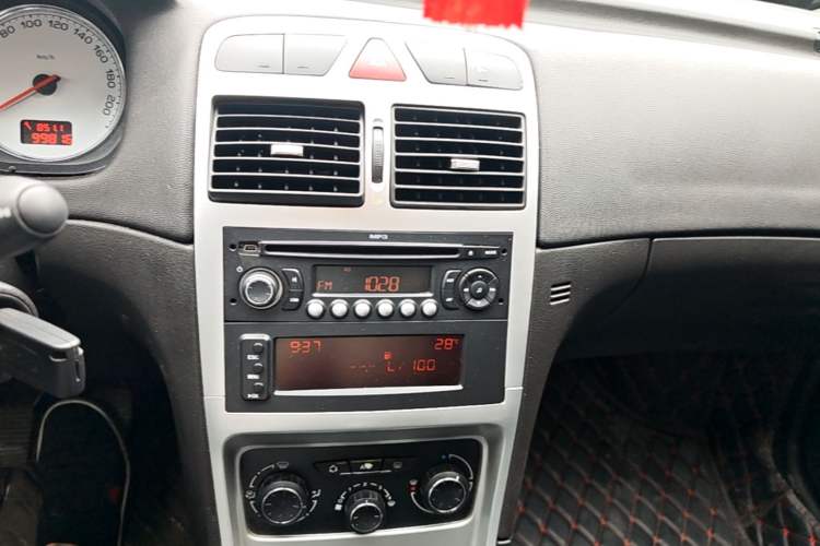 Used Peugeot 307 2013 Hatchback 1.6L Manual Comfort Edition Audio And AC Panel