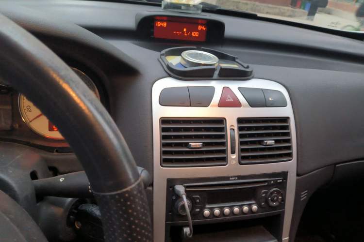 Used Peugeot 307 2013 Hatchback 1.6L Manual Comfort Edition Audio And AC Panel
