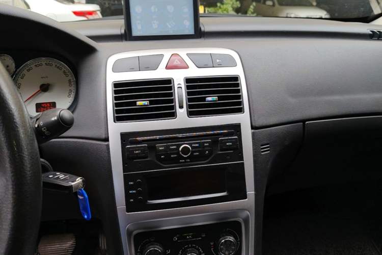 Used Peugeot 307 2013 Hatchback 1.6L Automatic Comfort Edition Audio And AC Panel
