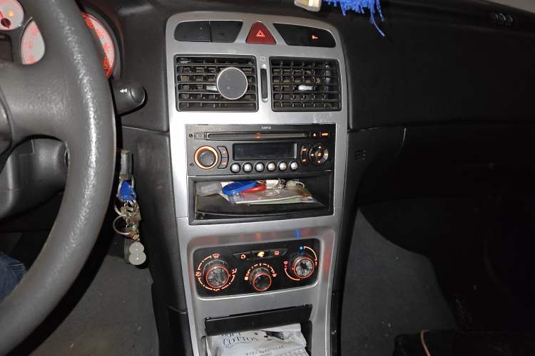 Used Peugeot 307 2013 Hatchback 1.6L Manual Comfort Edition Audio And AC Panel