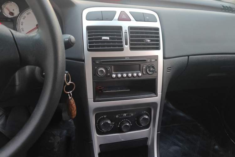 Used Peugeot 307 2013 Hatchback 1.6L Manual Comfort Edition Audio And AC Panel