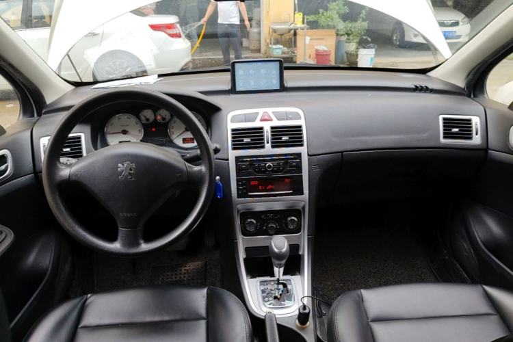 Used Peugeot 307 2013 Hatchback 1.6L Automatic Comfort Edition Center Console