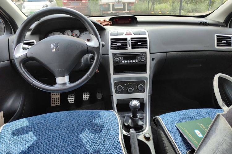 Used Peugeot 307 2013 1.6L Manual CROSS Center Console