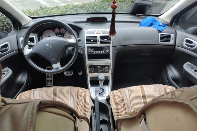 Used Peugeot 307 2013 1.6L Automatic CROSS Center Console