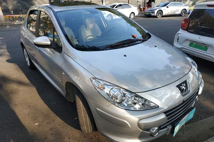 Used Peugeot 307 2013 Hatchback 1.6L Manual Comfort Edition Front Right 45 Deg