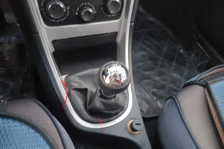 Used Peugeot 307 2013 Hatchback 1.6L Manual Comfort Edition Gear Lever