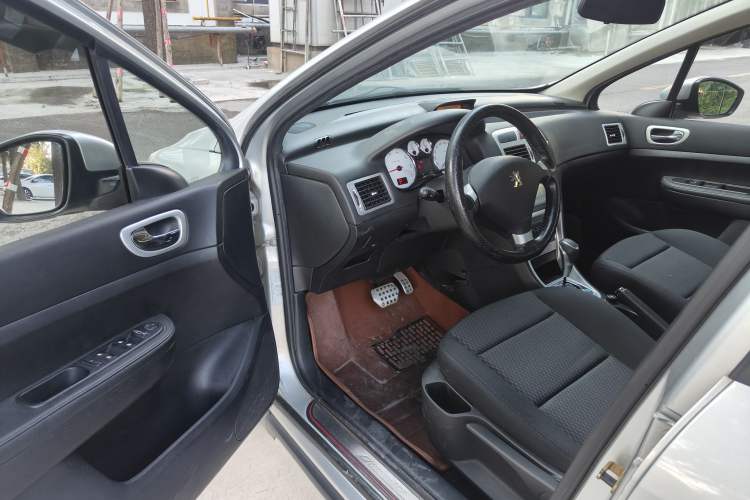 Used Peugeot 307 2013 1.6L Automatic CROSS Interior 6