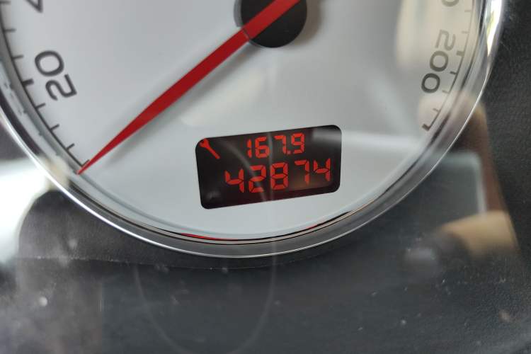 Used Peugeot 307 2013 1.6L Manual CROSS Odometer Close Up