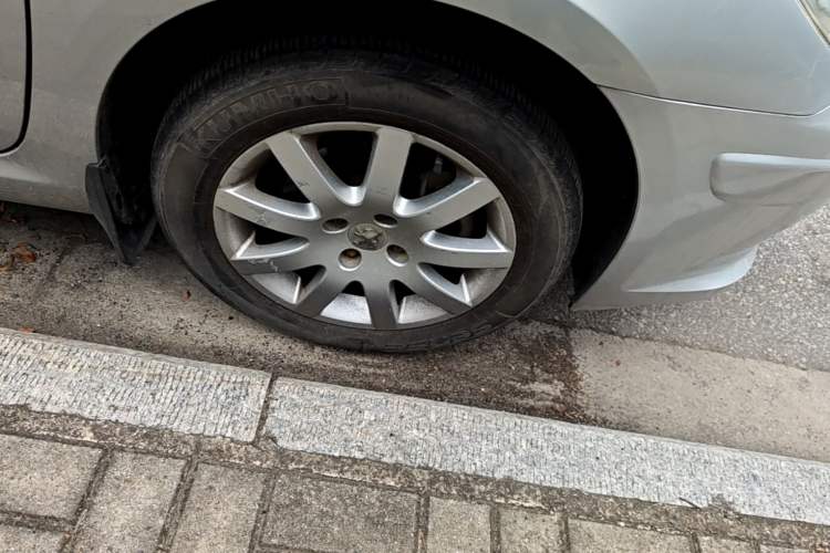 Used Peugeot 307 2013 Hatchback 1.6L Manual Comfort Edition Right Front Wheel Hub
