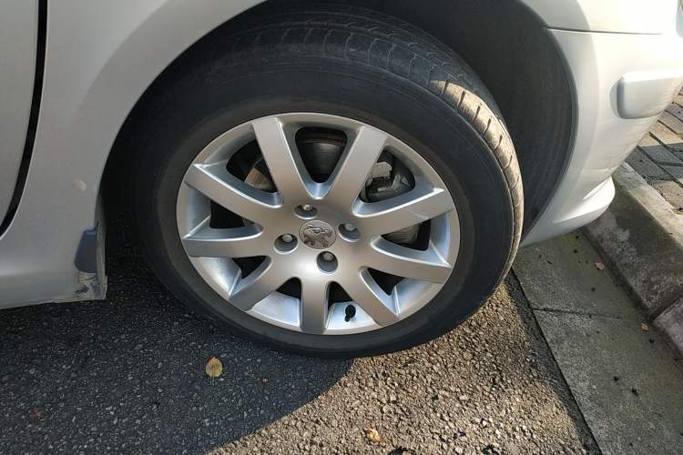 Used Peugeot 307 2013 Hatchback 1.6L Manual Comfort Edition Right Front Wheel Hub