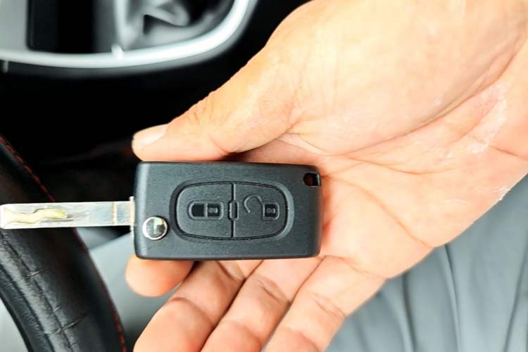 Used Peugeot 307 2013 Hatchback 1.6L Manual Comfort Edition Vehicle Key