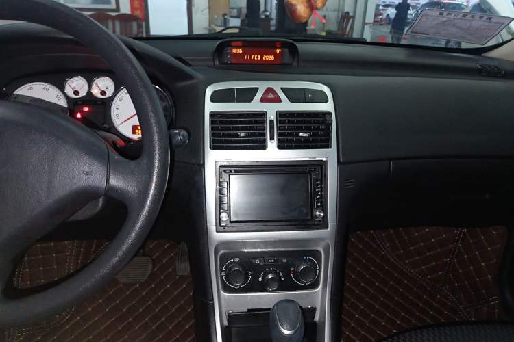 Used Peugeot 307 2013 Hatchback 1.6L Automatic Comfort Edition Audio And AC Panel