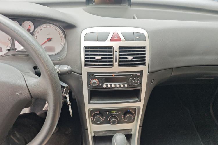 Used Peugeot 307 2013 Hatchback 1.6L Automatic Comfort Edition Audio And AC Panel