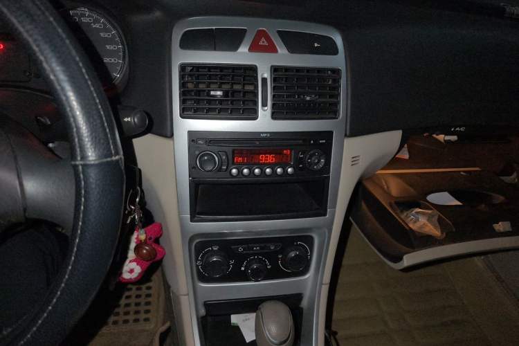 Used Peugeot 307 2013 Hatchback 1.6L Automatic Comfort Edition Audio And AC Panel