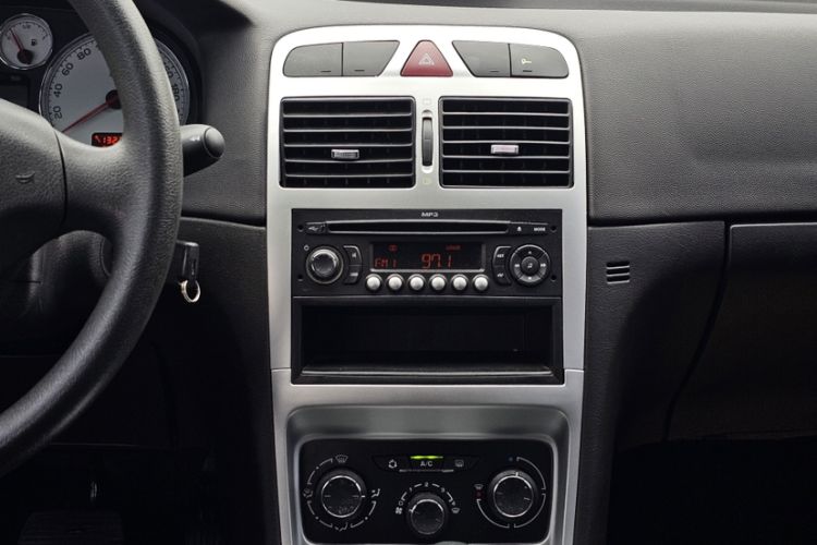 Used Peugeot 307 2013 Hatchback 1.6L Automatic Comfort Edition Audio And AC Panel